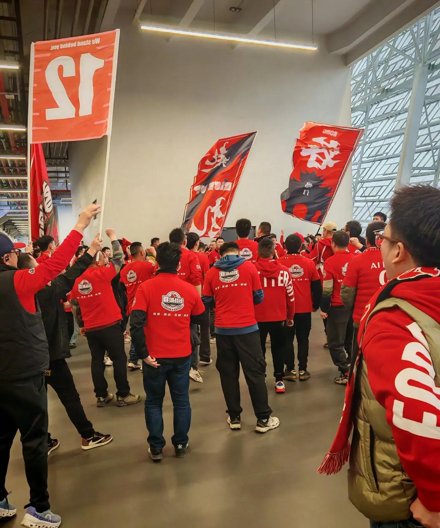 成都蓉城训练开放日，集结日扳平良机引欢呼，德国杯在即，更衣室氛围转暖